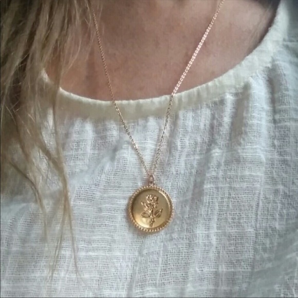 ❣️Last one❣️18k Gold Rose Medallion Necklace - Picture 3 of 5